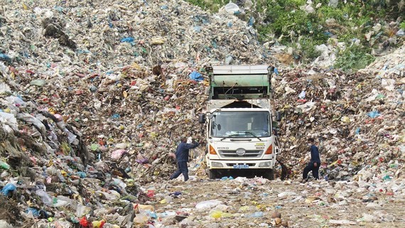 The huge amount of garbage at Bai Nhat dumping site in Con Dao Island (Photo: SGGP)