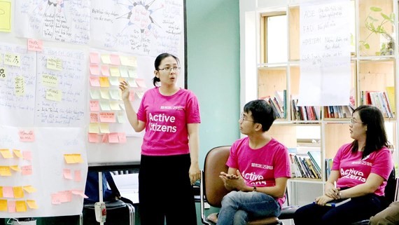 A lecturer at ITP presents active worker class project (Photo: SGGP)