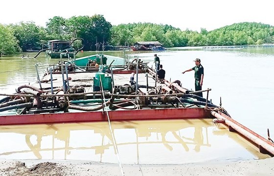 Border army force deters an illegal sand mining case in Can Gio in March 2019 (Photo: SGGP)