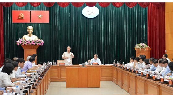 Mr. Tran Quoc Vuong, Politburo member and permanent member of the Communist Party of Vietnam (CPV) Central Committee's Secretariat delivers a speech at the working session with HCMC Party Committee on May 4 (Photo: SGGP)