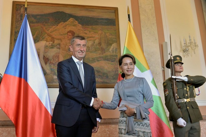 Czech Prime Minister Andrej Babis (L) and State Counsellor of Myanmar Aung San Suu Kyi (Source: radio.cz)