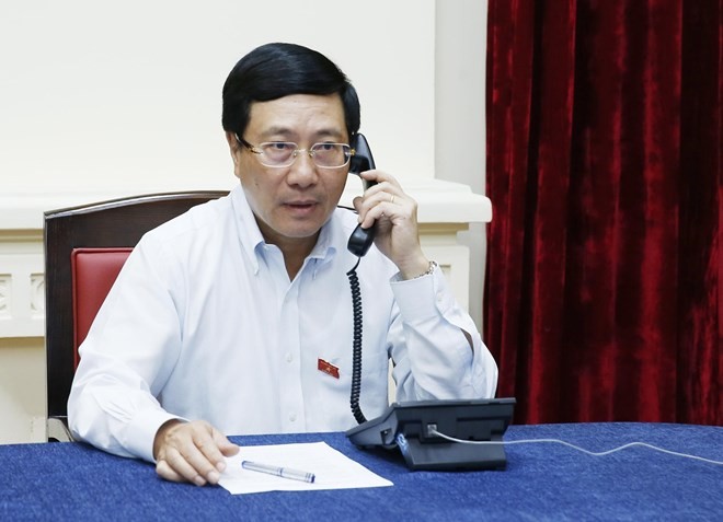 Deputy Prime Minister and Foreign Minister Pham Binh Minh holds telephone talks with Singaporean Foreign Minister Vivian Balakrishnan on June 7 (Photo: VNA)