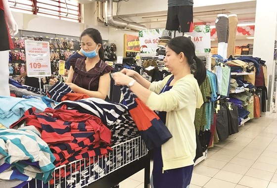 Customers choose Vietnamese clothes at a BigC supermarket in Go Vap District, HCMC (Photo: SGGP)