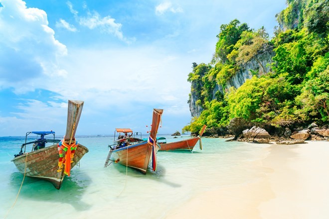 Long-tail boat on the white beach at Phuket, Thailand. (Photo: Shutterstock)