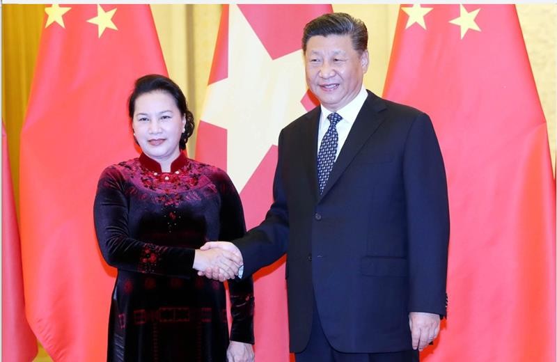 NA Chairwoman Nguyen Thi Kim Ngan (left) meets with Chinese Party General Secretary and President Xi Jinping (Source: VNA)