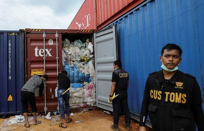 Customs officers have uncovered imports of scrap mixed with other waste such as rubber and diapers. (Photo: AFP/VNA)