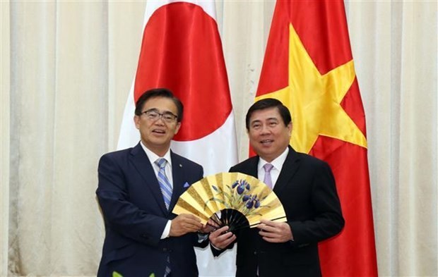 Chairman of HCM City People’s committee Nguyen Thanh Phong (R) receives a souvenir from Governor of Japan’s Aichi prefecture Hideaki Ohmura (Photo: VNA)