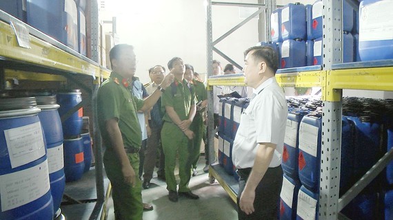 An inter-agency delegation inspects the chemical warehouse of Thien Long Company in August this year (Photo: SGGP)