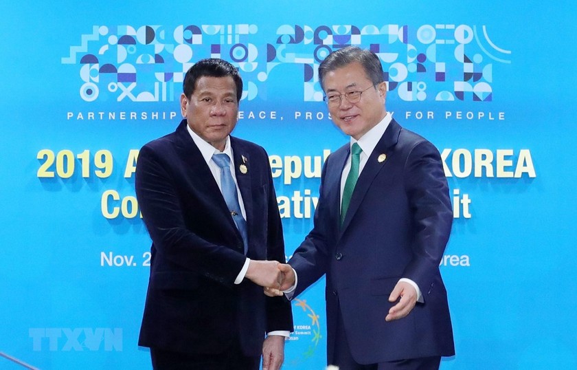 Korean President Moon Jae-in (R) and his Philippine counterpart Rodrigo Duterte (Source: YONHAP/VNA)