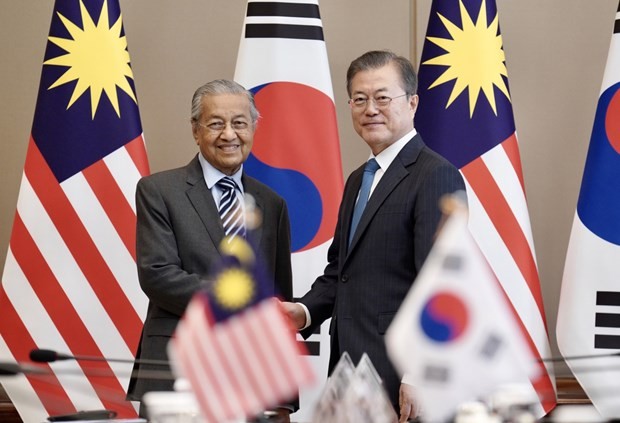 Korean President Moon Jae-in (R) and Malaysian Prime Minister Mahathir Mohamad (Photo: Yonhap)