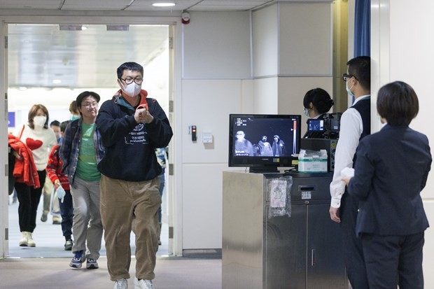 Staff of the Taiwan Centre for Disease Control screen body temperature of passengers on a flight from Wuhan city of China at Taoyuan International Airport on January 13 (Photo: AFP/VNA)