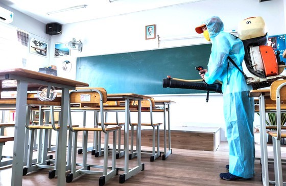 Disinfectant spraying in a classroom at Huynh Khuong Ninh Secondary School in District 1 (Photo: SGGP)