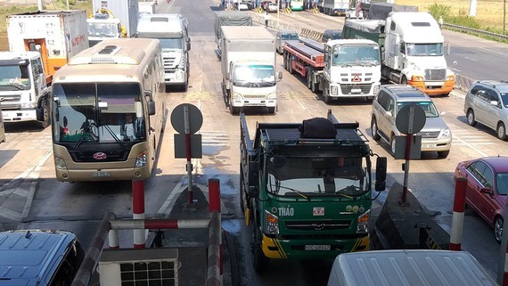 Vehicles line up in T2 toll booth, Highway 51 (Photo: SGGP)