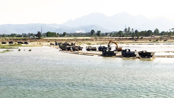 Illegal sand miners deploy heavy machineries on Tra Khuc River (Quang Ngai Province)