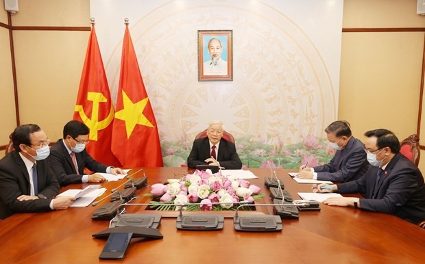 Party General Secretary and State President Nguyen Phu Trong (centre) at the phone talks with his Lao counterpart Bounnhang Vorachith on August 13 (Photo: VNA)