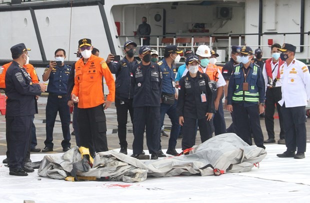 Search and rescue staff gather on Jakarta's port on January 9 following the crash. (Photo: AFP/VNA)