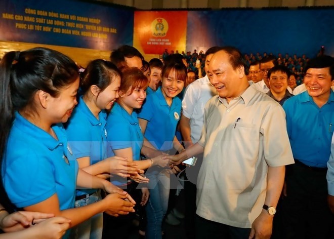 Prime Minister Nguyen Xuan Phuc meets with workers in the central region (Source: VNA)