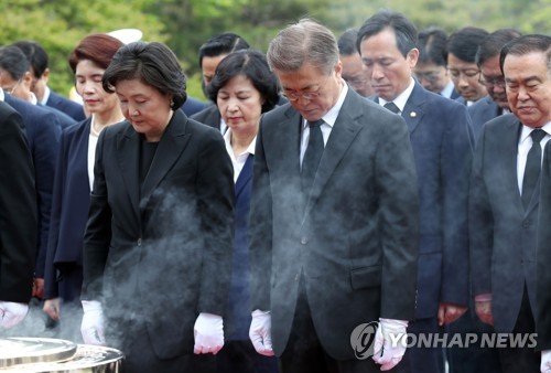 President Moon Jae-in (C) and first lady Kim Jung-sook (L) pay a silent tribute during their visit to the Seoul National Cemetery in southern Seoul on May 10, 2017. (Yonhap)