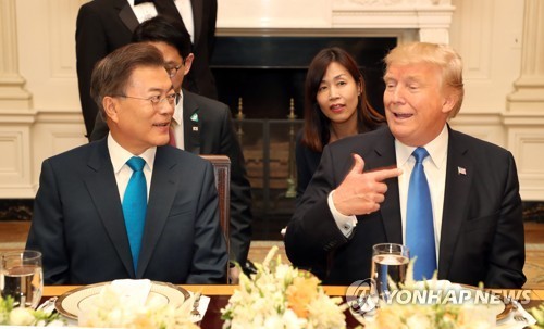 South Korean President Moon Jae-in (L) attends a dinner hosted by his U.S. counterpart Donald Trump at the White House on June 29, 2017. (Yonhap)