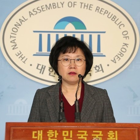 This photo, taken on March 9, 2018, shows Kim Hyun, the spokeswoman of the ruling Democratic Party, speaking during a press conference at the National Assembly in Seoul. (Yonhap)