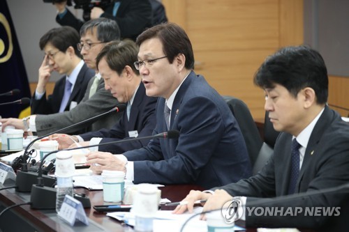 Financial Services Commission Chairman Choi Jong-ku speaks during a meeting with experts and officials on March 15, 2018, about a corporate governance reform plan. (Yonhap)