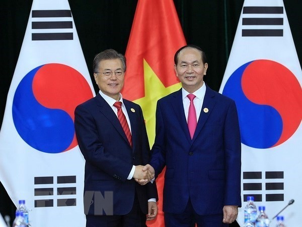Vietnamese President Tran Dai Quang (R) meets with RoK President Moon Jae-in on the sidelines of the APEC Economic Leaders' Week in Da Nang city in November 2017 (Photo: VNA)