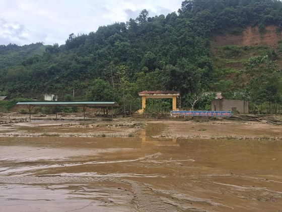 149 students in mountainous commune moved due to flash floods
