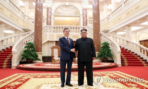South Korean President Moon Jae-in (L) and North Korean leader Kim Jong-un shake hands before the start of their bilateral summit in Pyongyang on Sept. 18, 2018. (Joint Press Corps-Yonhap)