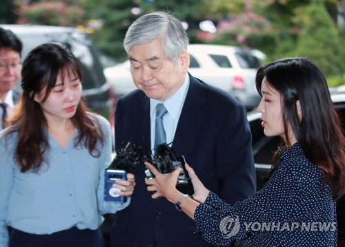 This photo taken on Sept. 20, 2018 shows Hanjin Group and Korean Air Lines Co. Chairman Cho Yang-ho walking into the Seoul Southern District Prosecutors' Office for questioning on a slew of alleged irregularities. (Yonhap)