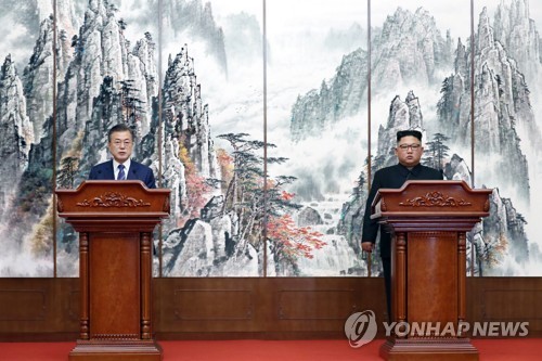 South Korean President Moon Jae-in (L) and North Korean leader Kim Jong-un hold a joint press conference in Pyongyang on Sept. 19, 2018 to announce the outcome of their third bilateral summit held in the North Korean capital from the previous day. (Yonhap