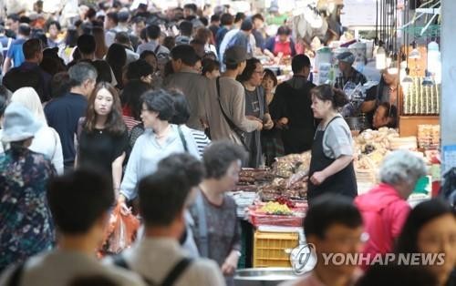 Shoppers crowd Gwangjang Market in downtown Seoul in preparation for the Chuseok holiday on Sept. 22, 2018. (Yonhap)