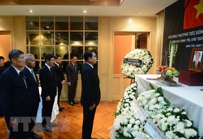 Thai Prime Minister Prayut Chan-o-cha (R) pays tribute to President Tran Dai Quang at the Vietnamese Embassy in Thailand on September 24 (Photo: VNA)