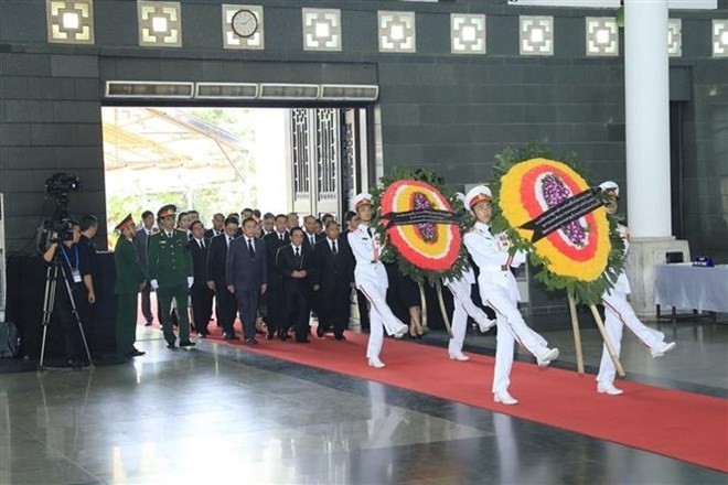 Some 1,500 domestic and international delegations with approximately 50,000 people had paid tribute to President Tran Dai Quang by 17:00 on September 26. (Photo: VNA)