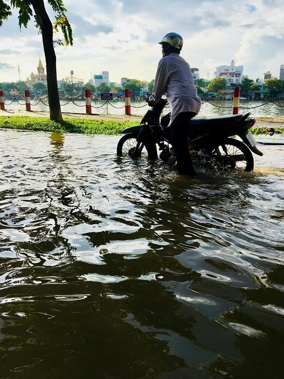 High tides will flood some areas of HCMC Photo: SGGP