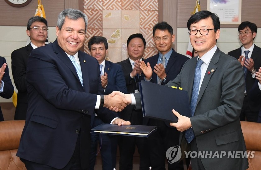 This photo provided by the Ministry of Economy and Finance shows Vice Minister Lee Ho-seung (R) shaking hands with Dante Mossi, executive president of the Central American Bank for Economic Integration, during a signing ceremony at the government complex 