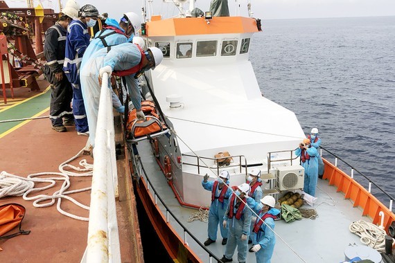 Khanh Hoa rescuers save two foreigners with multiple injuries at sea ảnh 1