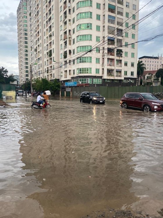Hanoi flooded, many people trapped in the streets due to heavy rain ảnh 7 Hanoi flooded, many people trapped in the streets due to heavy rain ảnh 7