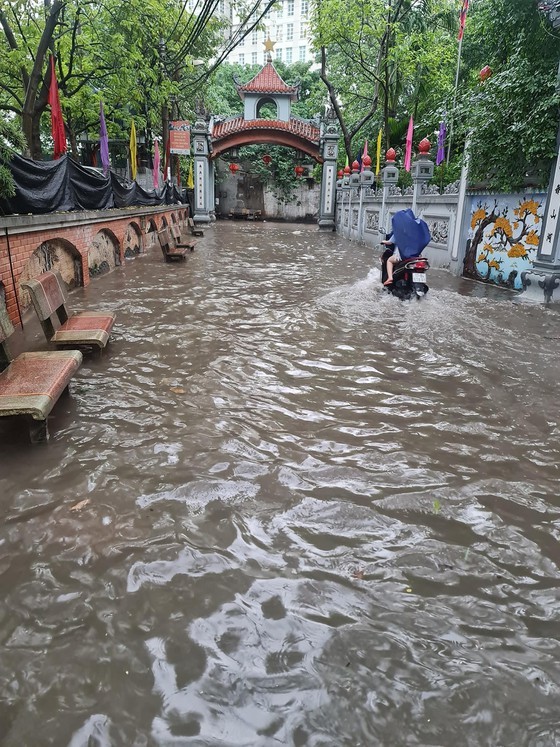 Hanoi flooded, many people trapped in the streets due to heavy rain ảnh 9 Hanoi flooded, many people trapped in the streets due to heavy rain ảnh 9