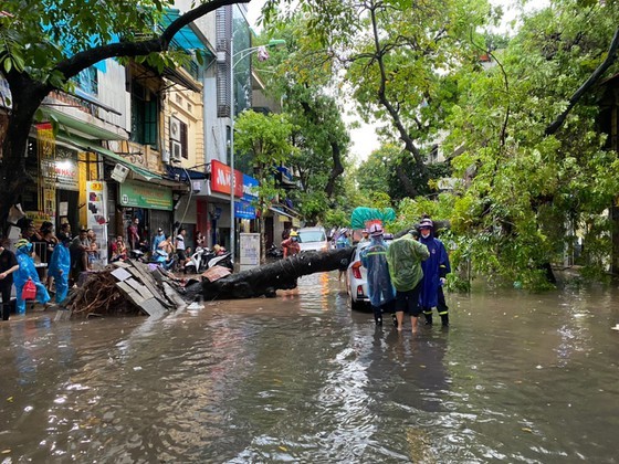 Hanoi flooded, many people trapped in the streets due to heavy rain ảnh 3 Hanoi flooded, many people trapped in the streets due to heavy rain ảnh 3
