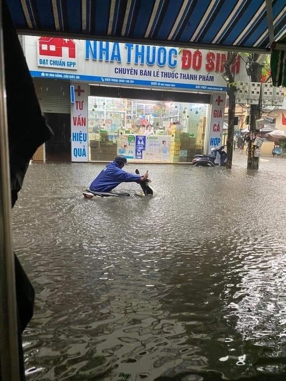 Hanoi flooded, many people trapped in the streets due to heavy rain ảnh 1 Hanoi flooded, many people trapped in the streets due to heavy rain ảnh 1