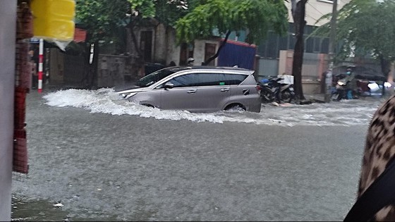 Hanoi flooded, many people trapped in the streets due to heavy rain ảnh 2 Hanoi flooded, many people trapped in the streets due to heavy rain ảnh 2