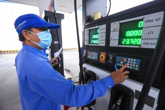 Gasoline declines, oil climbs contrary to predictions ảnh 1
