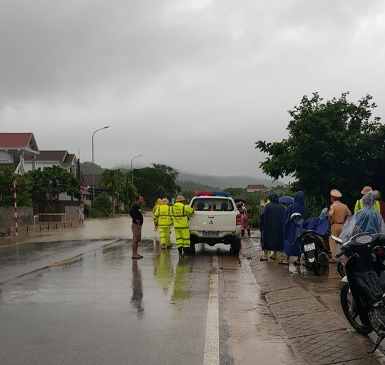 Many places isolated, flooded after Storm Noru's landing ảnh 13 Many places isolated, flooded after Storm Noru's landing ảnh 13