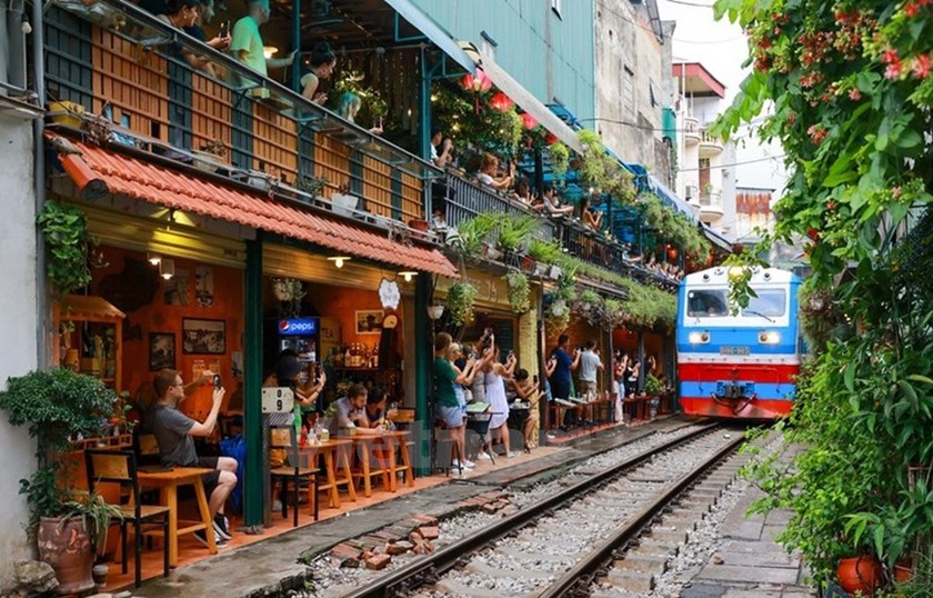 Authority maintains tough stance on safety violations on “railway café street“ ảnh 1