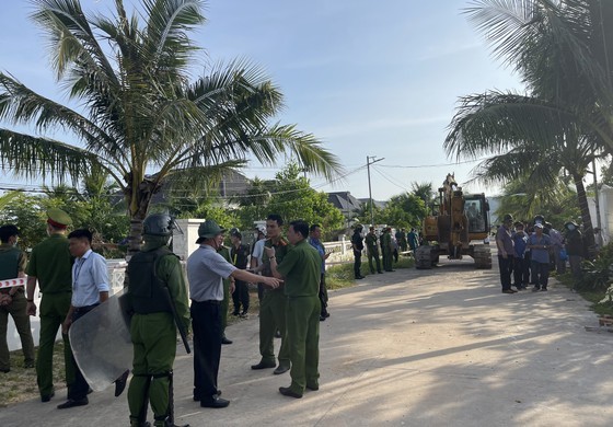 Phu Quoc coercively demolishes two out of 79 illegally-built villas ảnh 2 Phu Quoc coercively demolishes two out of 79 illegally-built villas ảnh 2