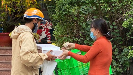 Merchandise delivery for an online transaction in Ho Chi Minh City. (Photo: SGGP)