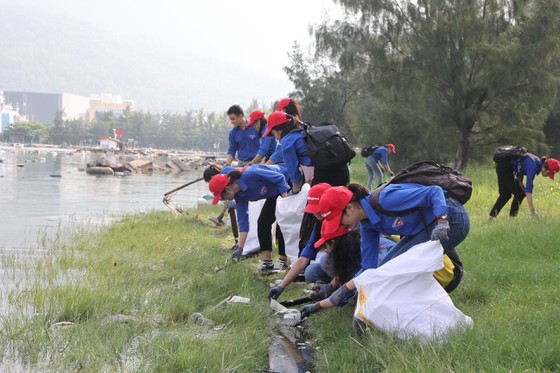 Program to clean up beach in Da Nang attracts more than 2,000 people ảnh 5 Program to clean up beach in Da Nang attracts more than 2,000 people ảnh 5