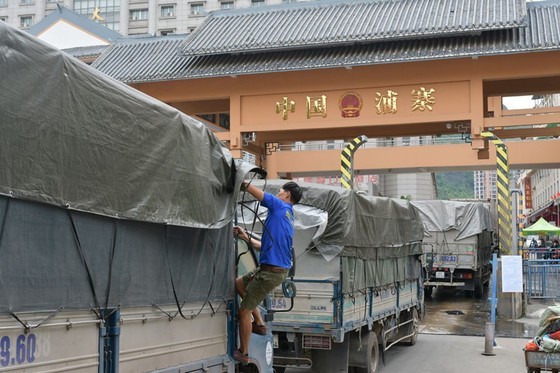 Nearly 400 vehicles transporting farm produce remain stuck at border gate ảnh 1 Nearly 400 vehicles transporting farm produce remain stuck at border gate ảnh 1