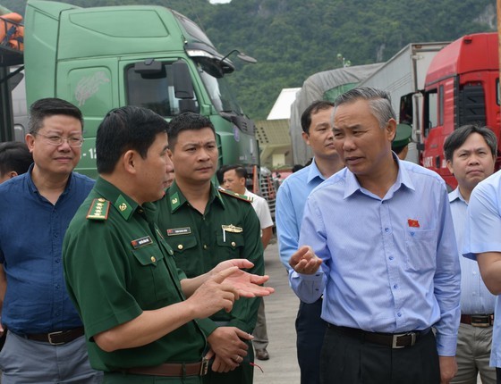 Nearly 400 vehicles transporting farm produce remain stuck at border gate ảnh 2 Nearly 400 vehicles transporting farm produce remain stuck at border gate ảnh 2