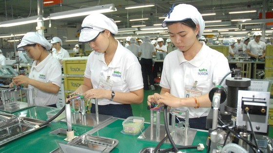   Producing electronic components at Nidec Tosok Company in Tan Thuan Export Processing Zone in Ho Chi Minh City. (Photo: SGGP)